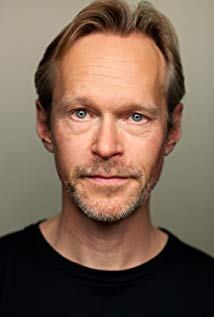 How tall is Steven Mackintosh?